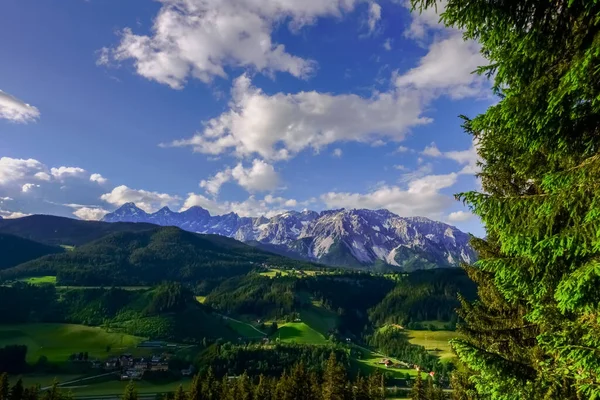 Hög Bergskedja Och Grönt Landskap Sommaren Semester — Stockfoto