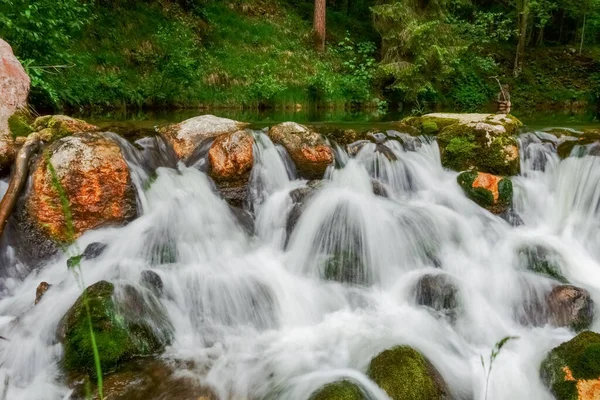 Precipitando Cascata Rocce Vicino Uno Stagno Nella Natura Durante Escursioni — Foto Stock