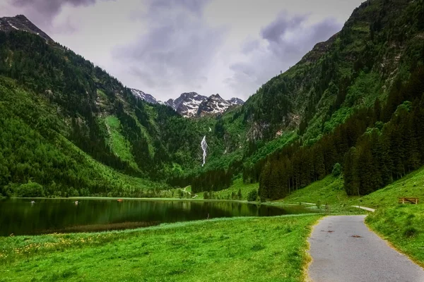 Groen Natuurgebied Met Straat Naar Een Meer Bergen — Stockfoto