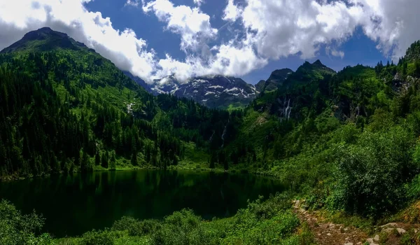 Темно Зеленая Вода Горного Озера Красивом Пейзаже Панорамы — стоковое фото