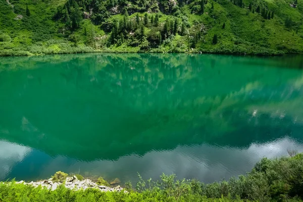 Prachtig Groen Water Met Reflectie Van Een Berg Tijdens Het — Stockfoto
