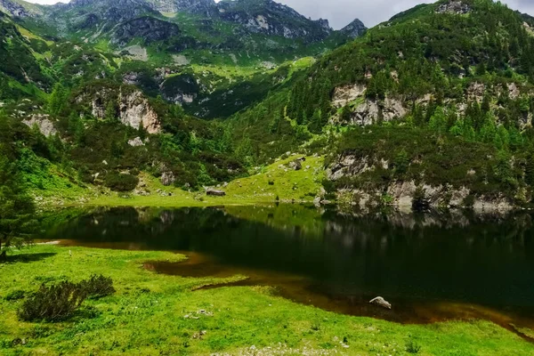 Limpido Lago Montagna Verde Scuro Una Valle Verde — Foto Stock