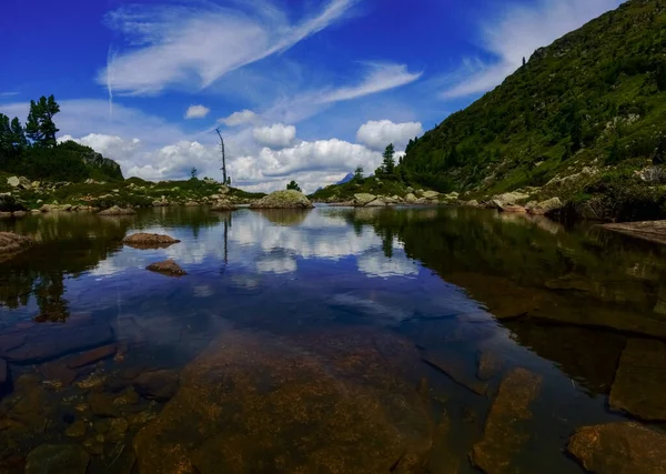 Гірське Озеро Відображенням Неба Під Час Пішохідного Панорамного Вигляду — стокове фото