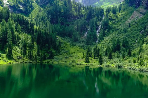Lago Montaña Verde Con Reflejo Los Árboles Montañas Cascada — Foto de Stock