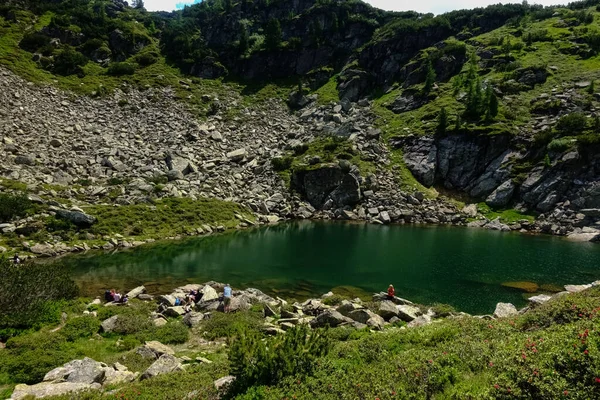 Lago Verde Montagna Con Rocce Acqua Limpida Escursionisti Sole — Foto Stock