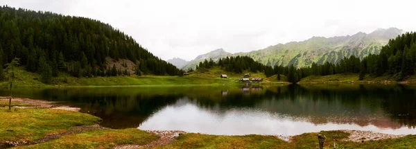 Häuser Ufer Von Einem Bergsee Blick — Stockfoto