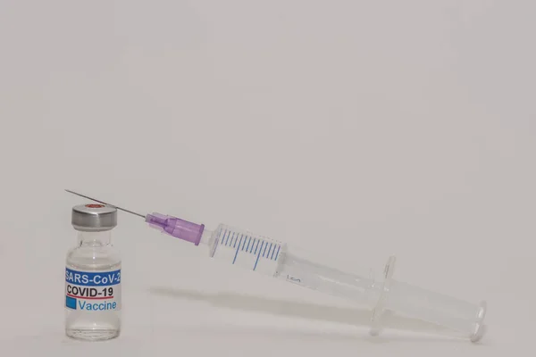 Covid Vaccin Mot Viruset Flaska Rätt Grå Bakgrund Med Spruta — Stockfoto