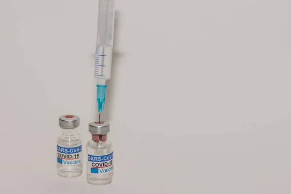 Flasker Covid Vaccine Mod Virus Med Injektion Med Lys Baggrund - Stock-foto