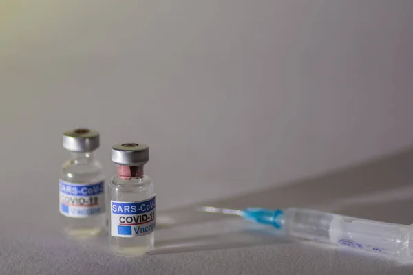 Deux Flacons Avec Vaccin Covidé Contre Virus Une Seringue Lumière — Photo