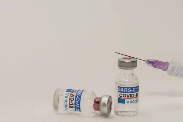 Deux Flacons Contenant Vaccin Covid Contre Virus Une Seringue Dont — Photo