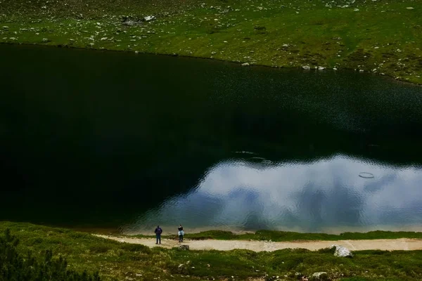 Due Escursionisti Piedi Sulla Riva Una Vista Sul Lago Montagna — Foto Stock
