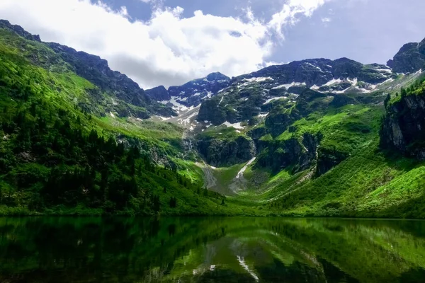Paisagem Verde Maravilhosa Com Lago Montanha Neve Nas Montanhas — Fotografia de Stock