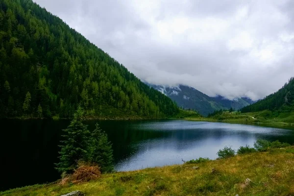 Прекрасное Горное Озеро Горами Деревьями Дождевыми Облаками — стоковое фото