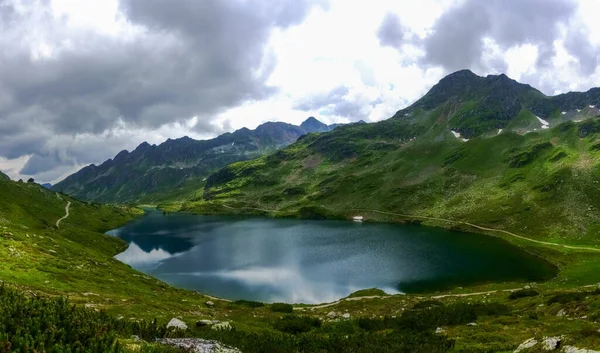 Nádherné Horské Jezero Zelenými Rostlinami Horami Pohled Shora — Stock fotografie