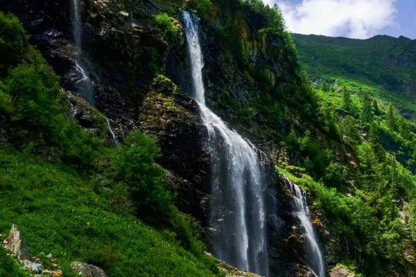 Piękny Wysoki Wodospad Nad Skałami Szczegółowy Widok Podczas Wędrówki — Zdjęcie stockowe