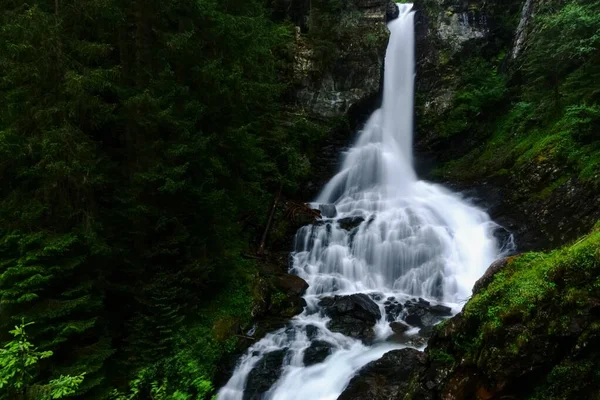 Красивый Мягкий Большой Водопад Между Зелеными Растениями Скалами Горах — стоковое фото