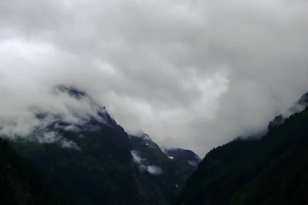 Dichter Nebel Und Wolken Auf Den Bergen Beim Wandern — Stockfoto