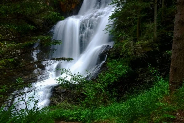 Magnifique Grande Cascade Dans Une Forêt Verdoyante Lors Randonnées Été — Photo