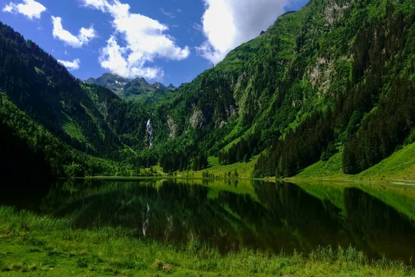 山の湖の滝や休暇中の山々と緑の風景 — ストック写真