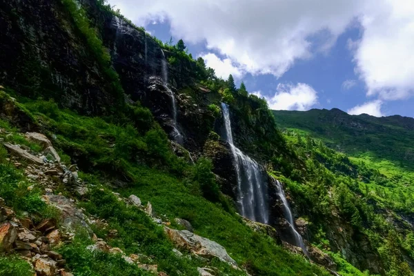 Високий Водоспад Над Скелями Під Час Походу Гори Відпустку — стокове фото
