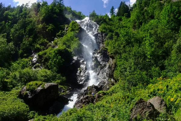 Dağlardaki Yeşil Çalılar Kayalar Arasındaki Yüksek Şelale — Stok fotoğraf