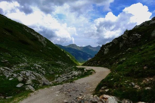 Carretera Con Curvas Entre Montañas Las Vacaciones Verano — Foto de Stock