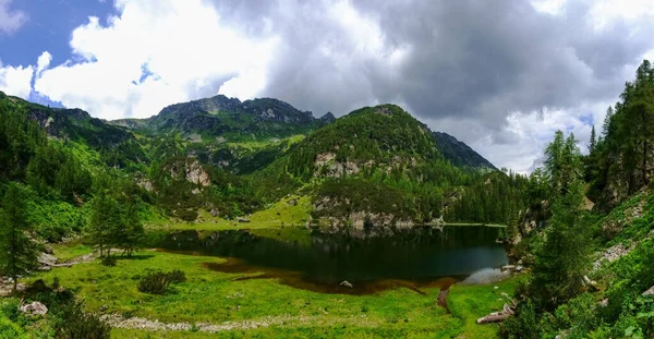 Clar Lac Munte Întunecat Într Vale Verde Vedere Panoramică Munți — Fotografie, imagine de stoc