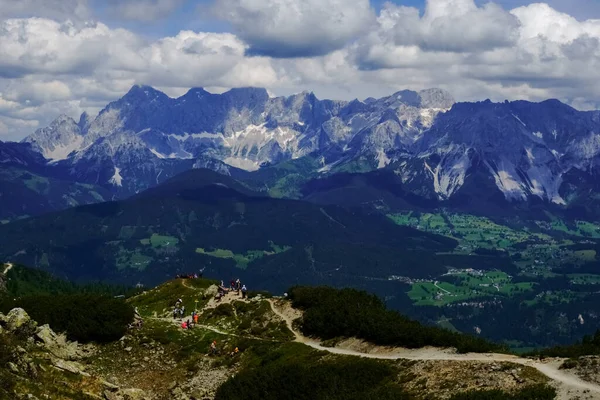 Uitzicht Hoge Rotsachtige Bergen Met Veel Kleurrijke Wandelaars Een Pad — Stockfoto