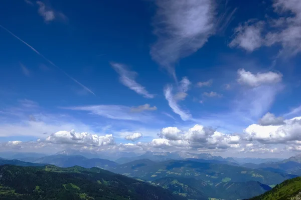 Belas Nuvens Céu Azul Com Montanhas Horizonte Enquanto Caminhadas — Fotografia de Stock