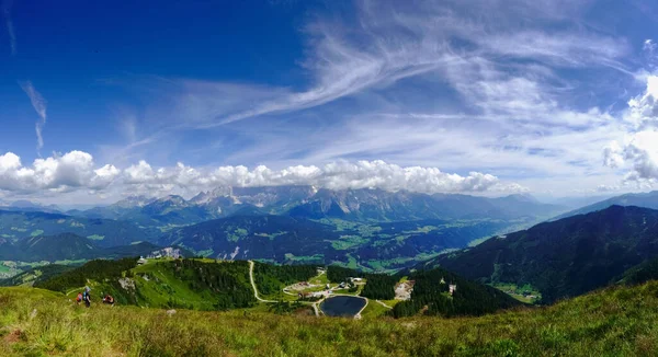 Verschillende Wolken Aan Blauwe Hemel Tijdens Het Wandelen Bergen Panorama — Stockfoto