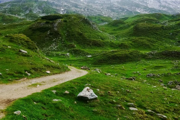 Estrada Terra Uma Paisagem Verde Montanhosa Maravilhosa Nas Montanhas — Fotografia de Stock