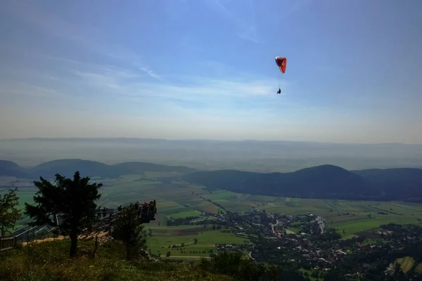 Jeden Paraglidista Přes Oblohu Procházka Mnoha Turisty Létě — Stock fotografie