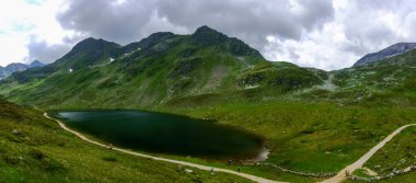 Dağ gölü, uzun bir yürüyüş manzarası var.