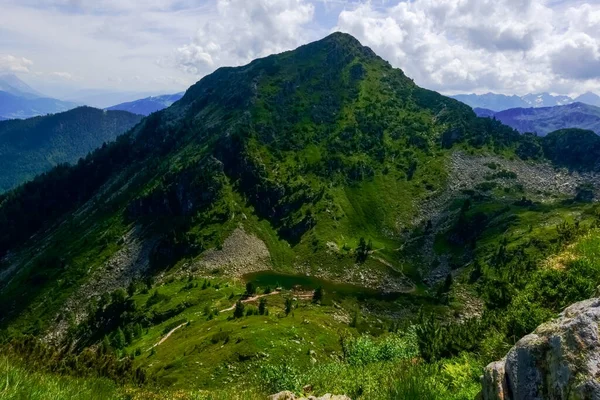 Красива Зелена Гора Озером Під Час Походу Влітку — стокове фото