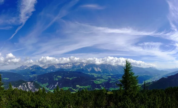 青い空のパノラマビューに白い雲のある高い山 — ストック写真