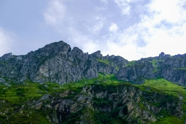 Високі Гострі Скелясті Гори Зеленими Рослинами Під Час Пішохідного Туризму — стокове фото