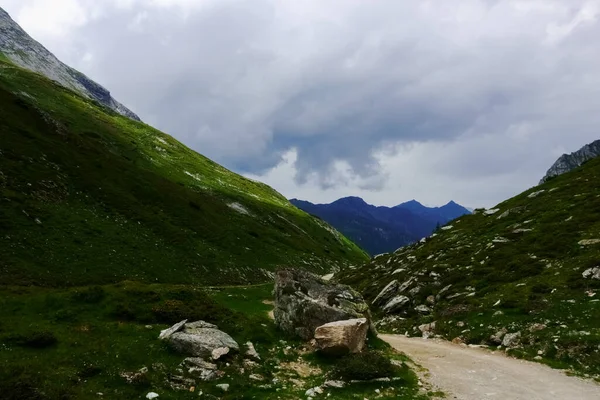 Grandi Rocce Vicino Una Strada Sterrata Tra Montagne Verdi Durante — Foto Stock