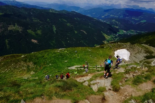 Viele Wanderer Auf Dem Weg Zum Gipfelblick Von Oben Gipfelkreuz — Stockfoto