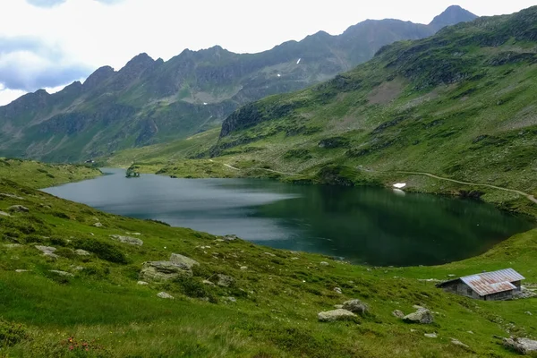 Wunderschöner Bergsee Mit Einem Haus Und Einem Langen Weg — Stockfoto