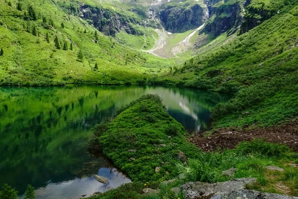 Lago Montanha Entre Montanha Verde Enquanto Caminhadas Férias — Fotografia de Stock