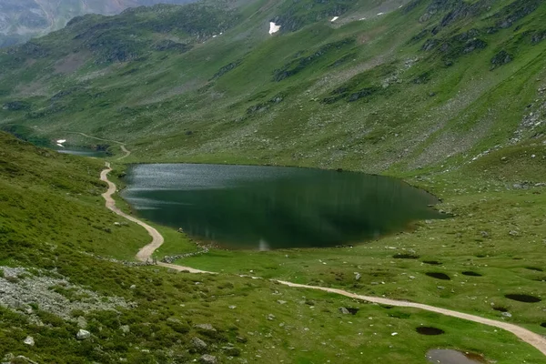 Maravilloso Lago Montaña Con Largo Camino Para Senderismo Detalle Vista —  Fotos de Stock