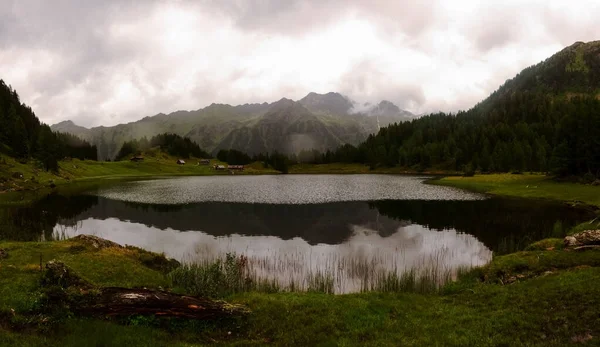 Bergsee Mit Häusern Und Dichten Regenwolken Panoramablick — Stockfoto