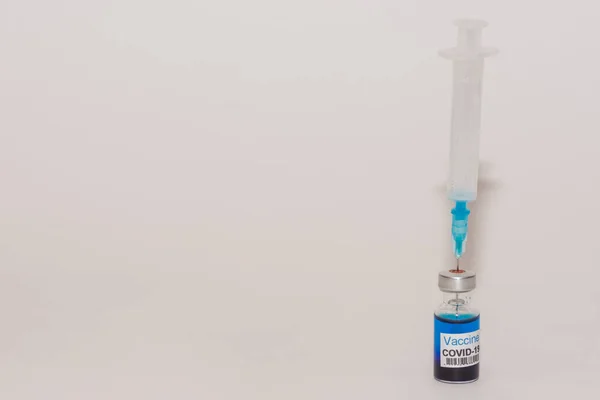 Seringue Avec Flacon Vaccin Contre Coronavirus Fond Blanc Vue Droite — Photo