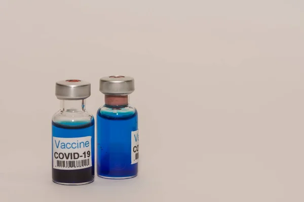 Deux Flacons Avec Liquide Bleu Pour Vaccin Contre Coronavirus Avec — Photo