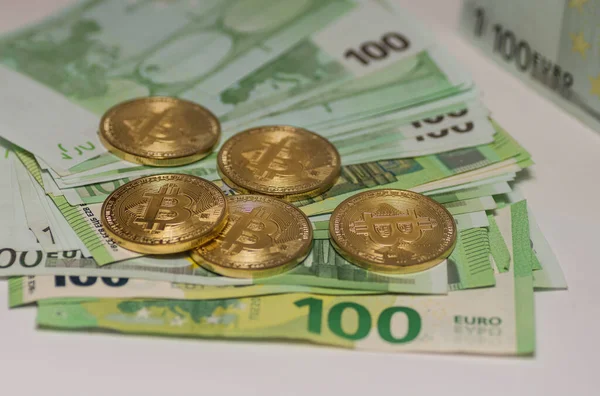 Fünf Goldene Wertvolle Bitcoins Auf Vielen 100 Euro Scheinen — Stockfoto