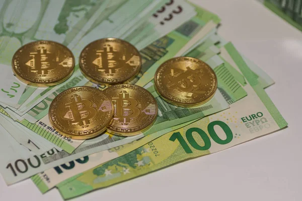 Cinco Bitcoins Dourados Deitado Muitos 100 Notas Euro Visualização Detalhes — Fotografia de Stock