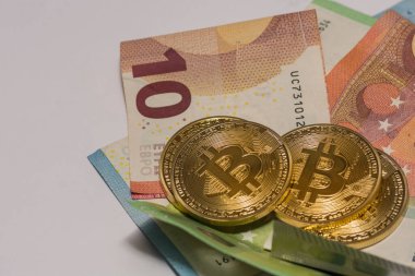 Altın değerli bitcoin 'ler farklı avro banknotlarının üzerinde yatıyor.