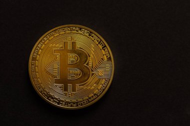 Tek altın parlayan değerli bitcoin öngörünümü ile siyah sol görüşlü