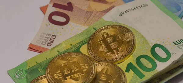 Bitcoins Valiosos Dourados Deitado Diferentes Notas Euro Vista Panorâmica — Fotografia de Stock