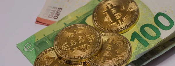 Bitcoins Valiosos Dourados Notas Euro Vista Panorâmica — Fotografia de Stock